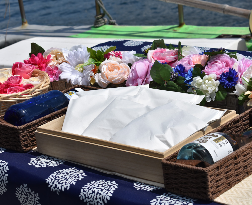 teraumiは海洋散骨をおこないお寺にもお骨を残すサービス